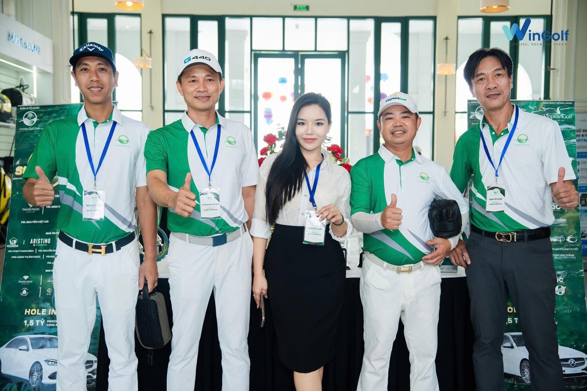 Golfer quốc tế chụp ảnh lưu niệm trong sự kiện golf tại Việt Nam