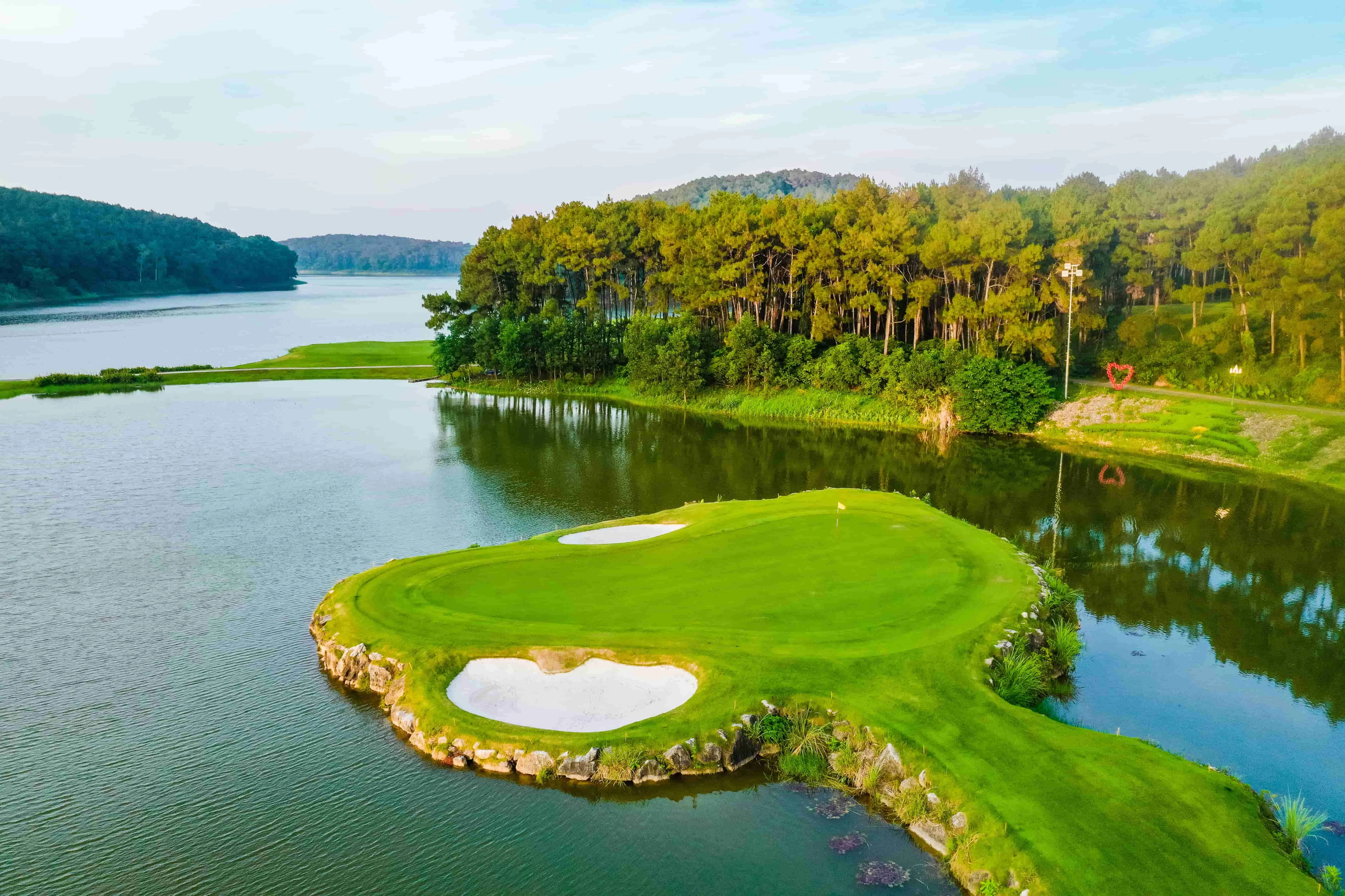 Tràng An Golf & Resort