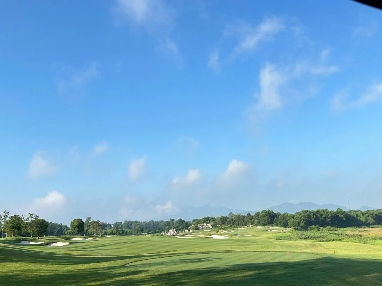 Đồng Mô BRG Kings Island Golf Resort 高尔夫球场 – 距离河内市中心 45km、位于 Đồng Mô 湖中的绿色绿洲